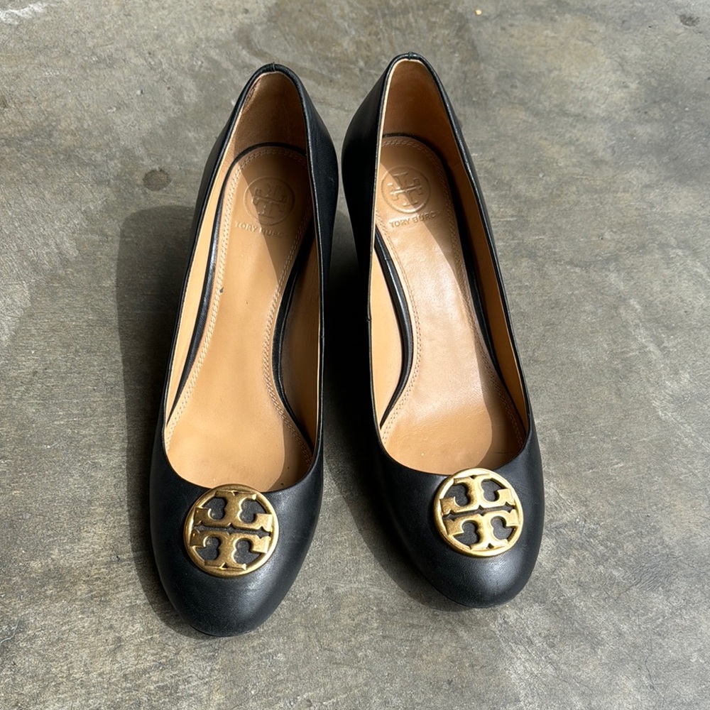 Tory Burch Black and Gold Flats with Iconic Logo Size 8.5